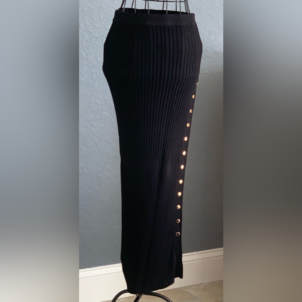 New long skirt with adjustable height slit